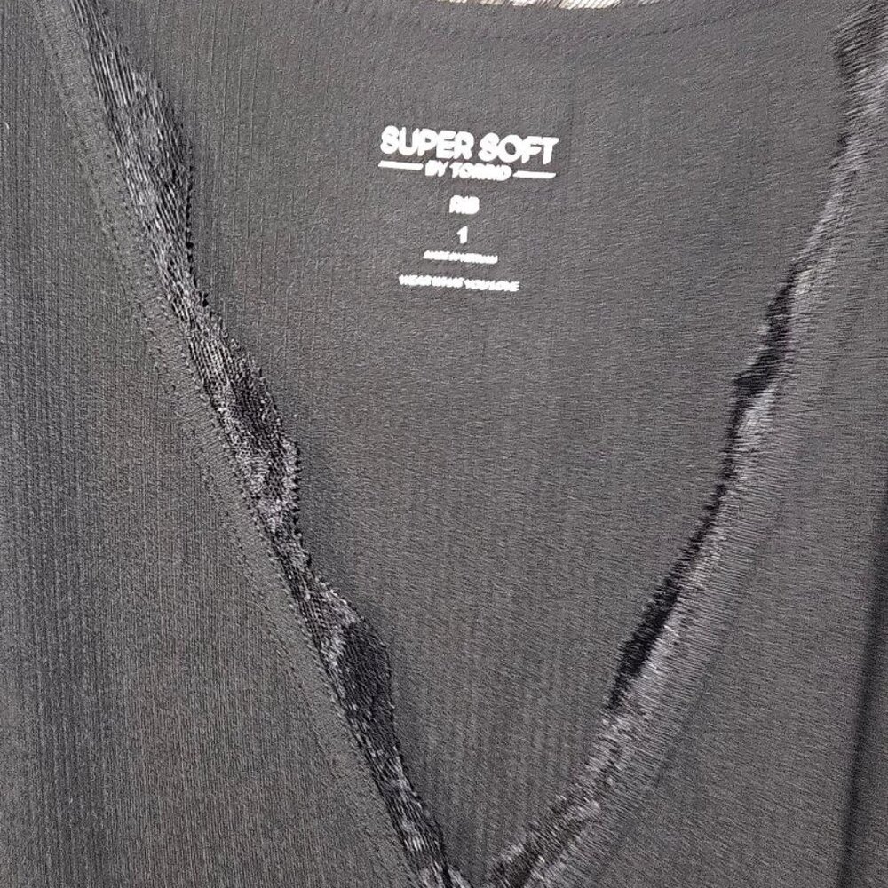 Torrid Supersoft Rib VNECK Lace trim Black top Size 1X 14-16 CUTE New with tags! - Picture 6 of 6